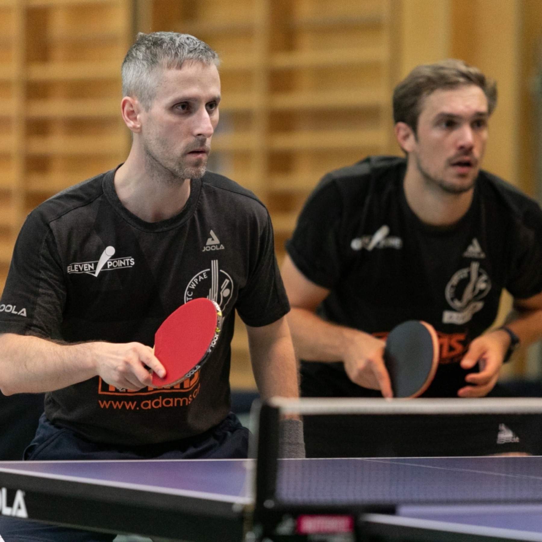 Bundesliga-Spieler des TTC WPAE mit Sponsoren auf dem Trikot
