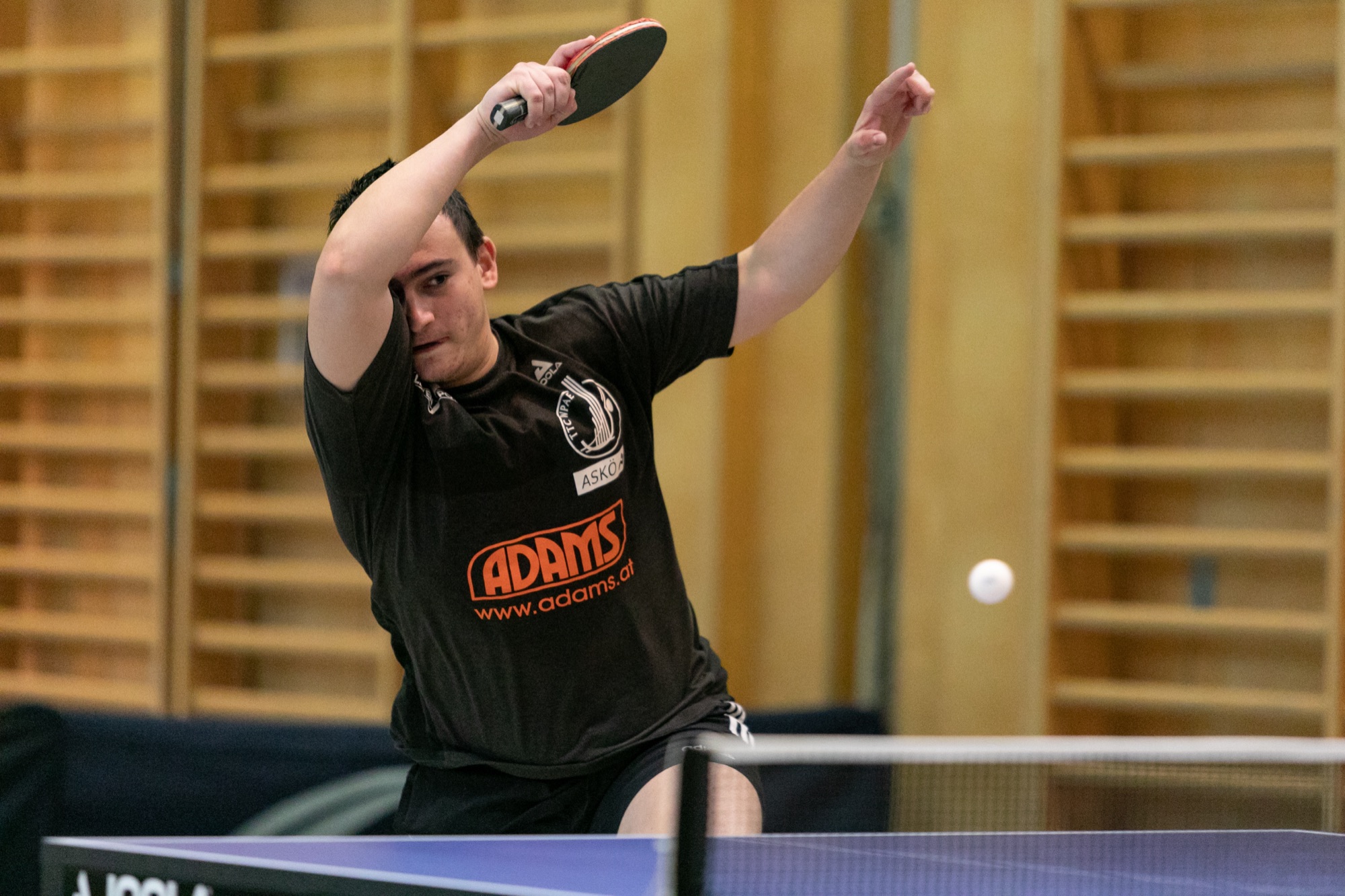Bundesligaspieler des TTC WPAE schlägt eine Vorhand